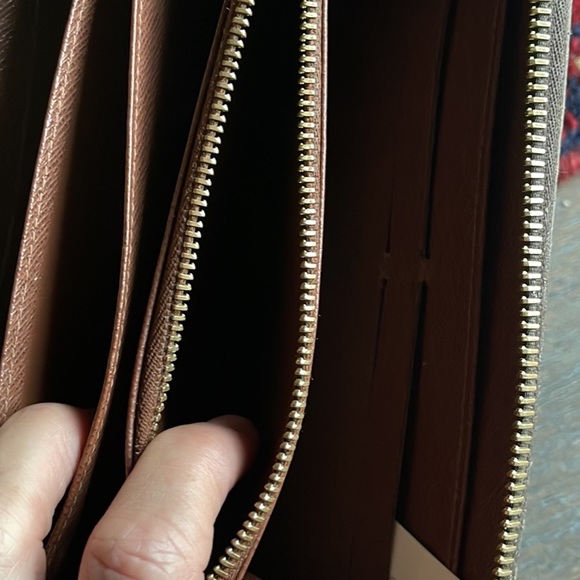 Sold *Authentic Louis Vuitton Zippy Wallet - Picture 9 of 15